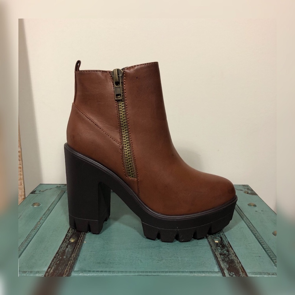 BAMBOO Women’s Lug Sole Platform Ankle Booties